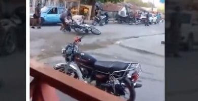 Lo llevaban esposado a un motor