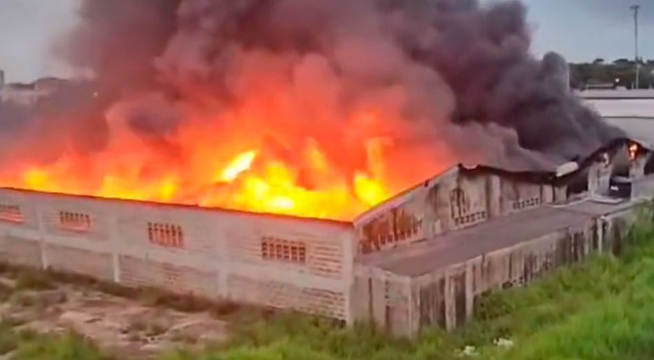 Voraz incendio en la fábrica de muebles Teck