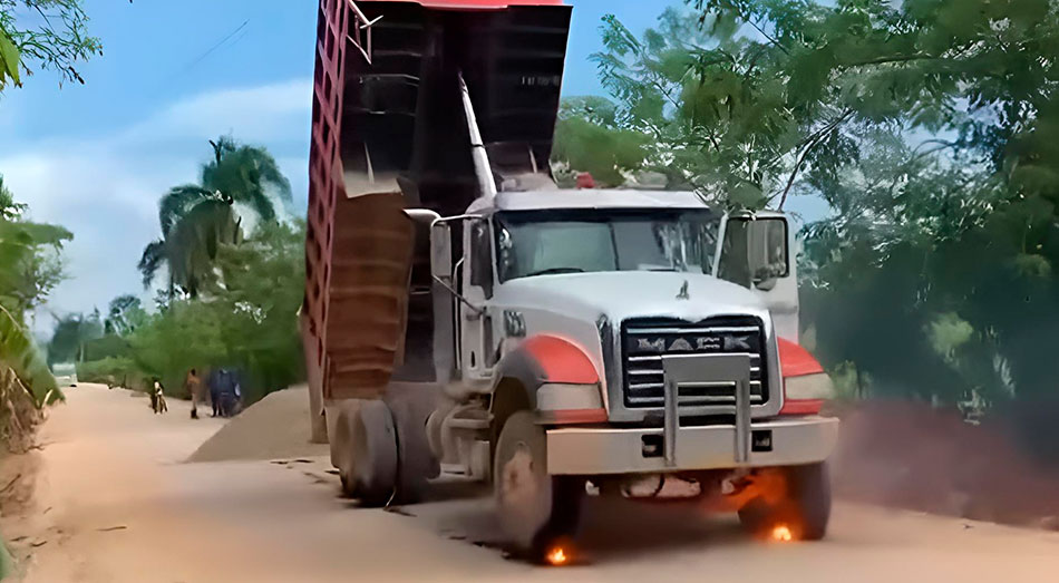 Un camión en Cristo Rey de Guaraguao