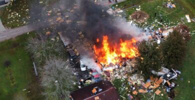 Captan momento en el que una casa explota en Ohio y deja dos fallecidos