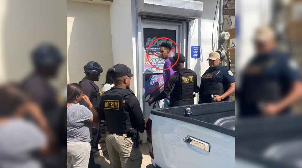 Detienen a hombre por presunto robo y acopio de equipos electrónicos en Santiago