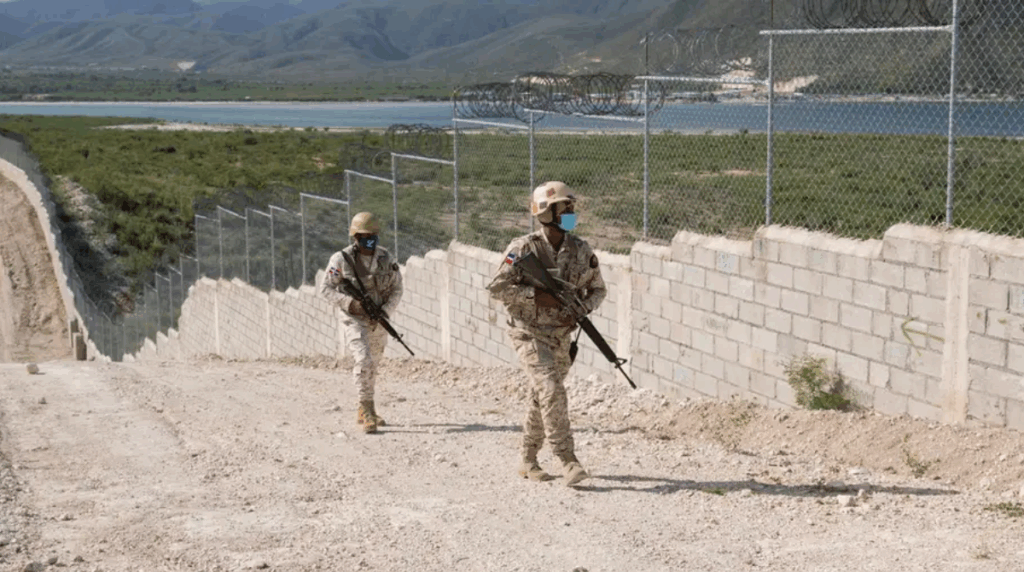 Turba de extranjeros enfrenta patrulla militar en frontera
