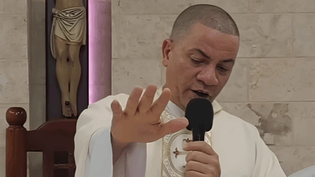 Párroco sorprende a todos con advertencia sobre apariencia de jóvenes