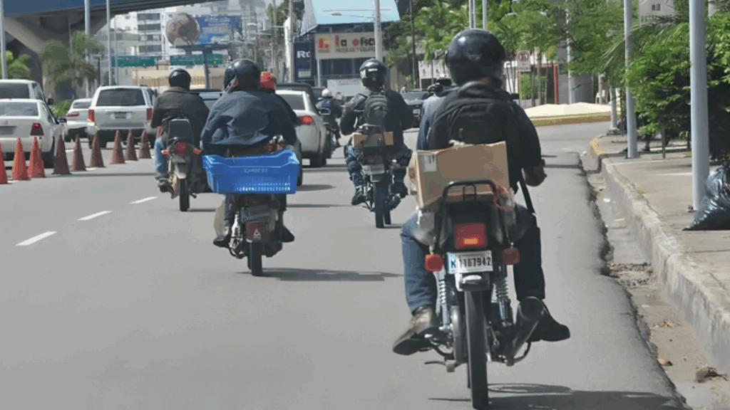 Motorista lanza piedra contra vehículo en Santo Domingo