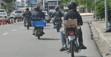 Motorista lanza piedra contra vehículo en Santo Domingo