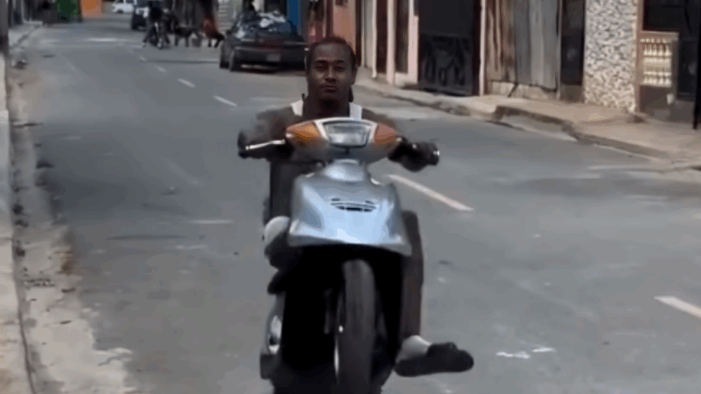 Joven y madre replican maniobra riesgosa en vía pública