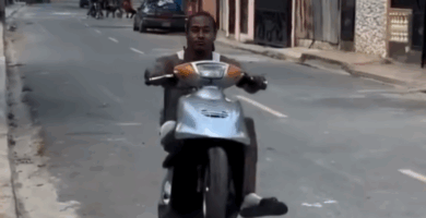 Joven y madre replican maniobra riesgosa en vía pública