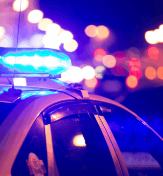 Hombre en Detroit enfrenta cargos por agresión grave a su esposa