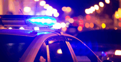 Hombre en Detroit enfrenta cargos por agresión grave a su esposa