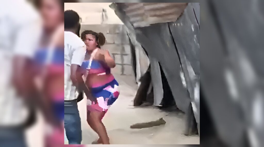 Mujer es grabada entrándole de mala manera a su pareja