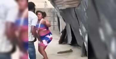 Mujer es grabada entrándole de mala manera a su pareja