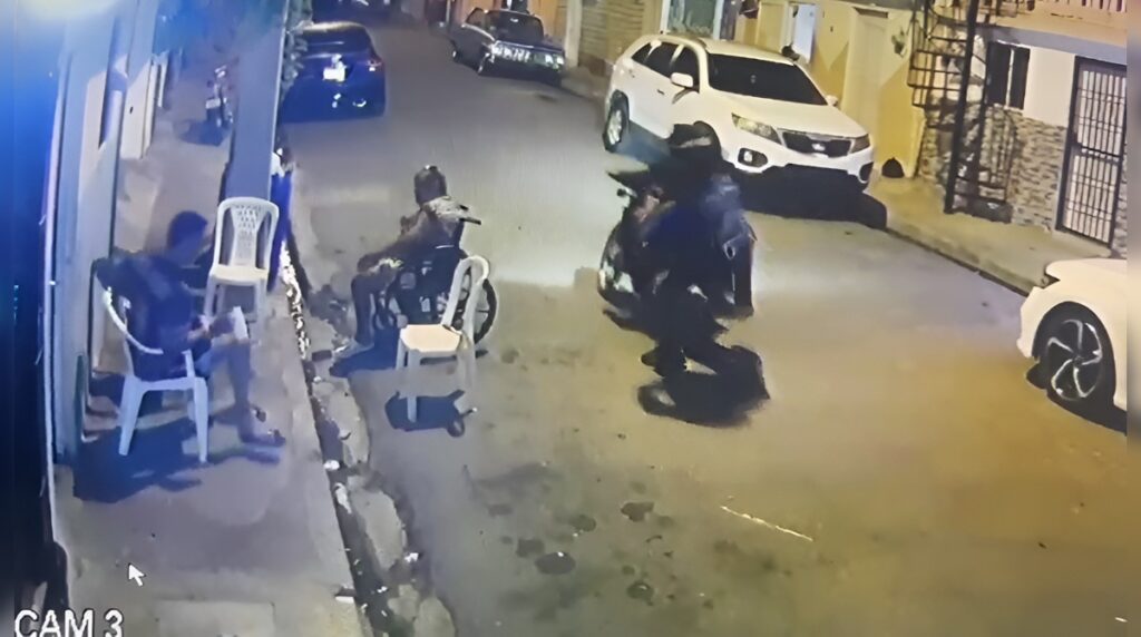 Intentan despojar de pertenencias a joven en Santiago