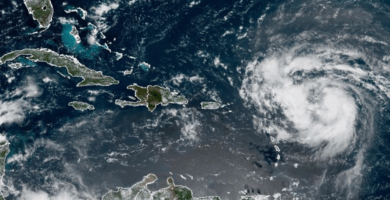Huracán Erin se fortalece y avanza hacia el Caribe nororiental
