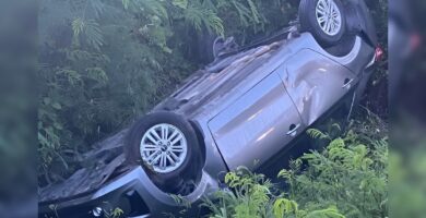 Vehículo volcado genera incertidumbre en Bávaro