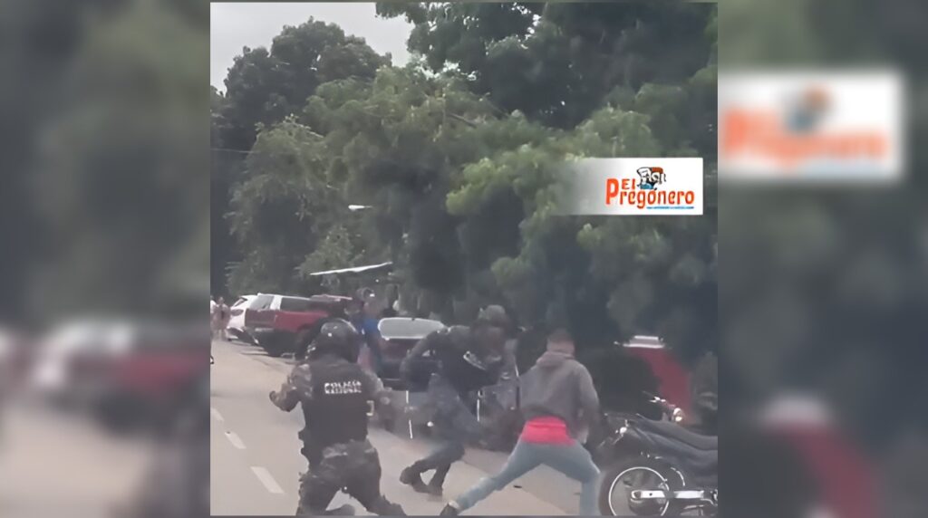 Policías reciben agresión al intervenir carrera de motocicletas en Valverde