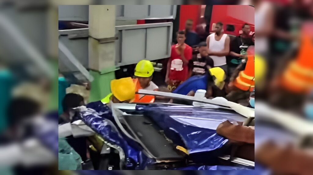 Siniestro vial en la autopista Duarte deja conductor atrapado
