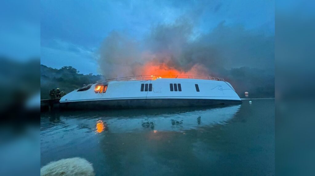 Embarcación tipo catamarán se incendia en Luperón Puerto Plata