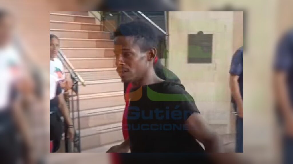 Joven destruye cristales en Palacio de Justicia de Santiago