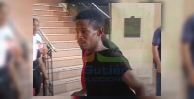 Joven destruye cristales en Palacio de Justicia de Santiago