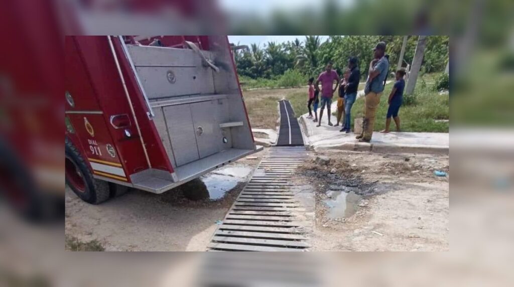 Niña rescatada tras quedar atrapada en registro en Hato Mayor