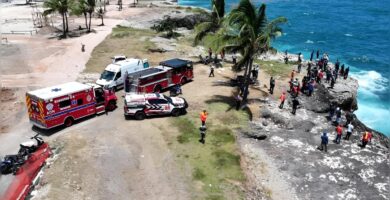 Vehículo cayó al mar Caribe en la Autopista 30 de Mayo