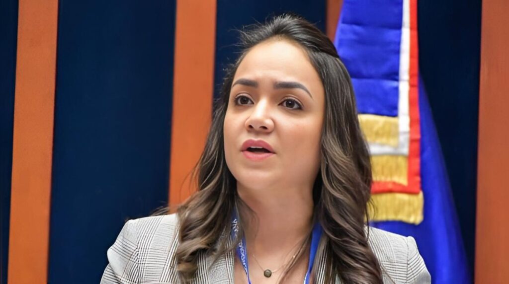 Demandan a ministra Faride Raful en La Vega