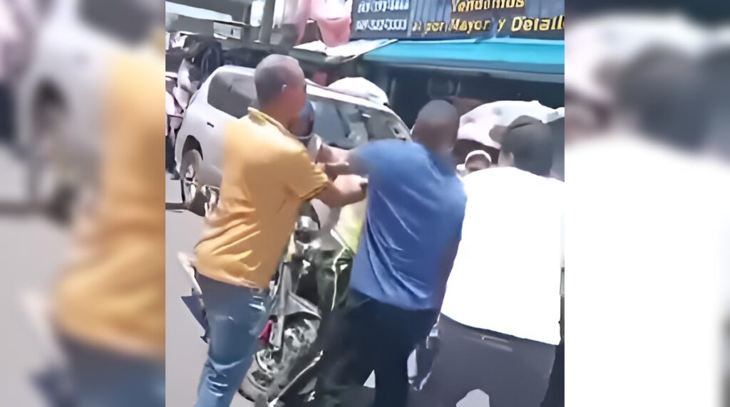Mujer confronta a Amet tras imposición de multa en Santo Domingo