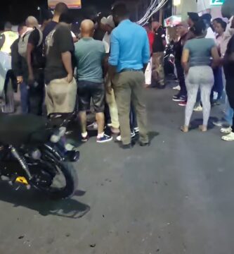 Varios motociclistas resultan afectados en suceso vial en autopista Las Américas