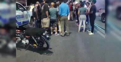 Varios motociclistas resultan afectados en suceso vial en autopista Las Américas