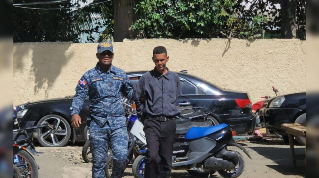 Policía detiene a hombre por presunta estafa en Pueblo Nuevo