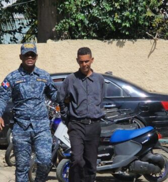 Policía detiene a hombre por presunta estafa en Pueblo Nuevo