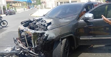 Vehículo se incendia tras suceso vial con motocicleta en Samaná
