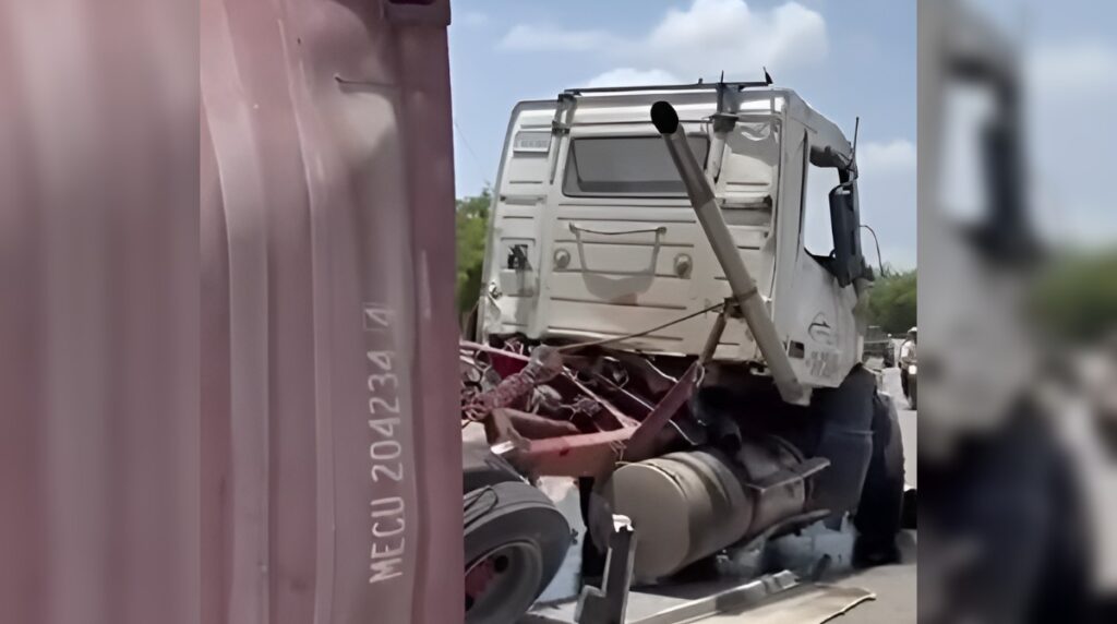 Se vuelca patana en km. 126 de la Autopista Juan Pablo Duarte
