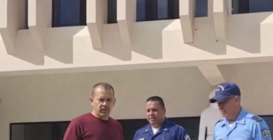 Hombre protagoniza inusual protesta frente al Palacio de Justicia de SFM