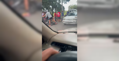 Joven resulta severamente afectado tras incidente vial captado en video