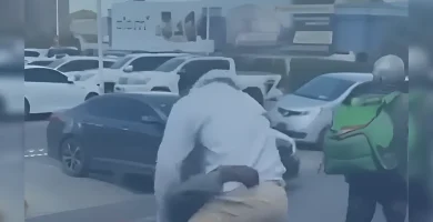 Conductor se enfrenta a repartidores en calles de Santiago