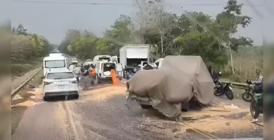 Siniestro vial entre autobús y camión habría dejado varios sin aliento