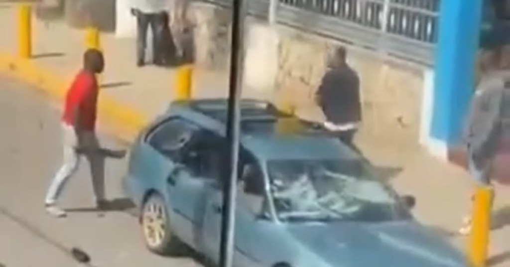 Conductores de transporte publico se enfrentan en plena calle de La Victoria