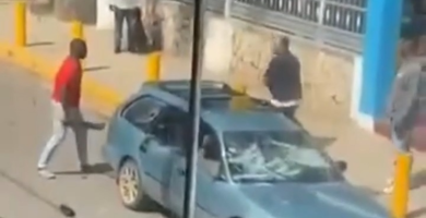 Conductores de transporte publico se enfrentan en plena calle de La Victoria