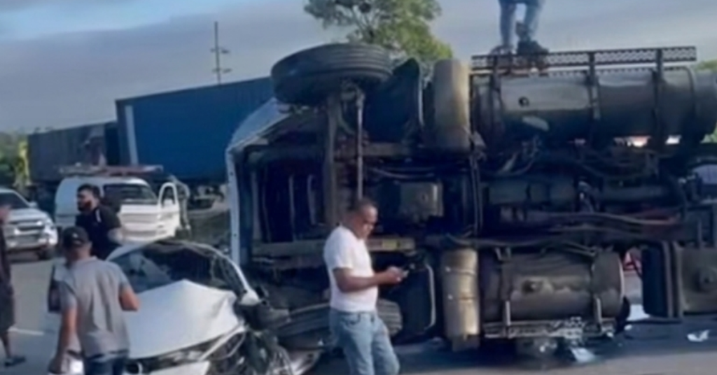 Aparatoso suceso vial entre varios vehiculos en autopista Duarte