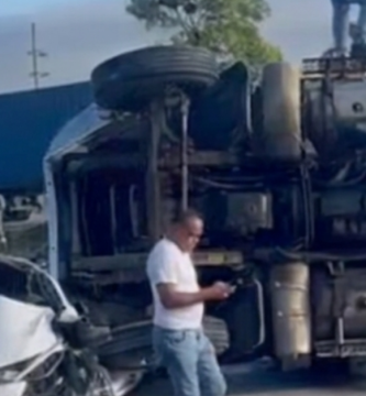 Aparatoso suceso vial entre varios vehiculos en autopista Duarte