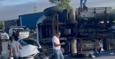 Aparatoso suceso vial entre varios vehiculos en autopista Duarte