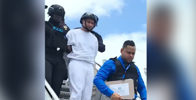 Autoridades reciben extraditado desde EE. UU. por procesos judiciales