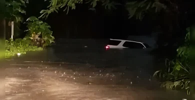 Mujer queda atrapada en vehículo por crecida en Cuesta Hermosa