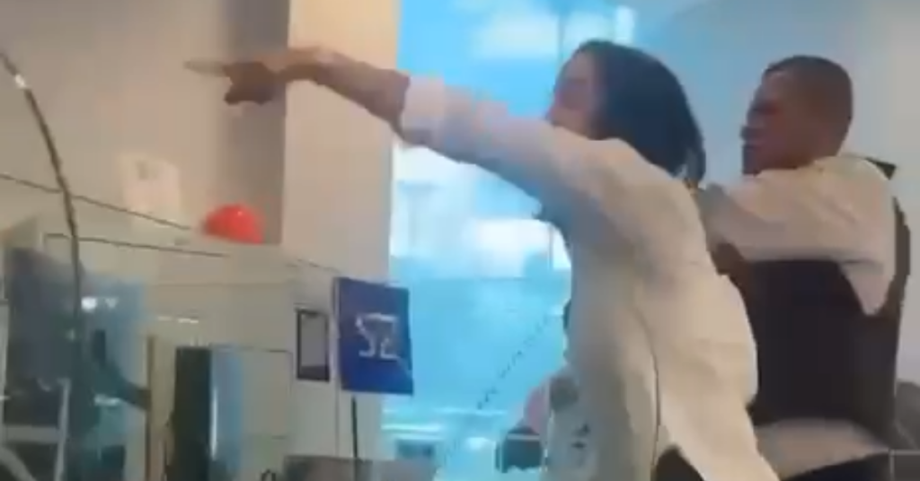 Mujer irrumpe en sucursal del Banco Popular e increpa a empleada por presunta infidelidad