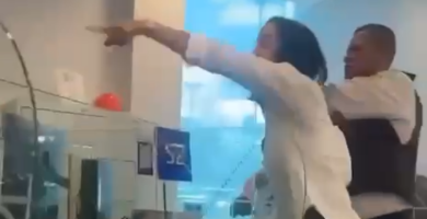 Mujer irrumpe en sucursal del Banco Popular e increpa a empleada por presunta infidelidad