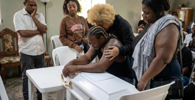 Identifican a niña fallecida por colapso de pared en Villa Verde; padre llora sobre su ataúd