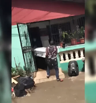 Lluvias provocan inundaciones y arrastraron un ataúd en una vivienda