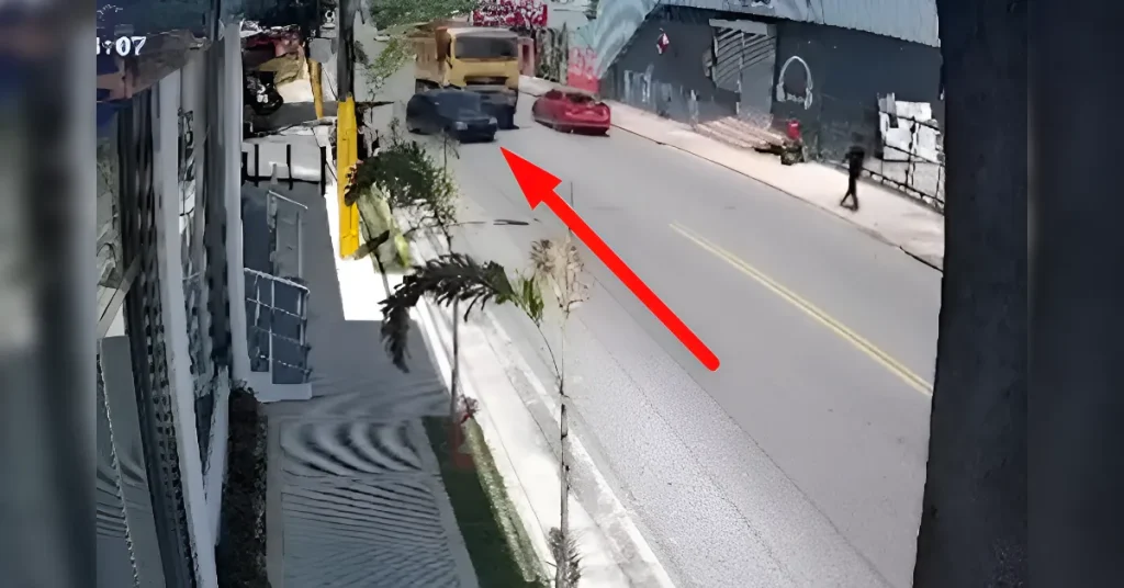 Queda captado accidente entre vehículos en la avenida Frank Grullón