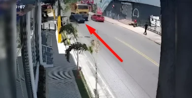 Queda captado accidente entre vehículos en la avenida Frank Grullón